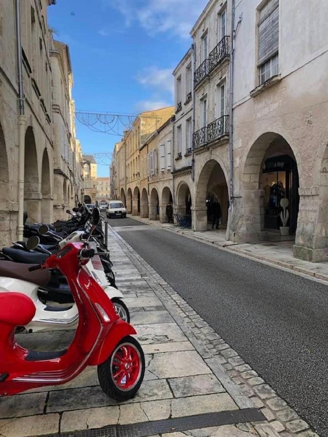 Charmant Cocon Iode Cosy Equipe, Baigne De Lumiere, Situe Au Coeur De La Rochelle A 1Min A Pied Du Marche Central Avec Tv Et Wifi Exterior photo